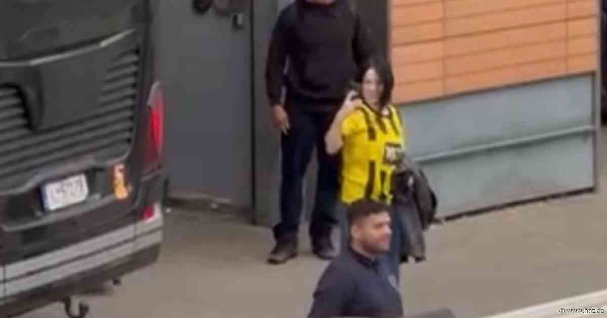 Hannover: Billie Eilish zeigt sich Fans vor ZAG-Arena – in Dortmund-Trikot