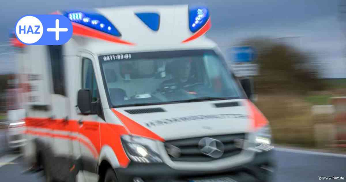 Plötzlich die Straße überquert: Autofahrer rammt Radfahrer in Hannover
