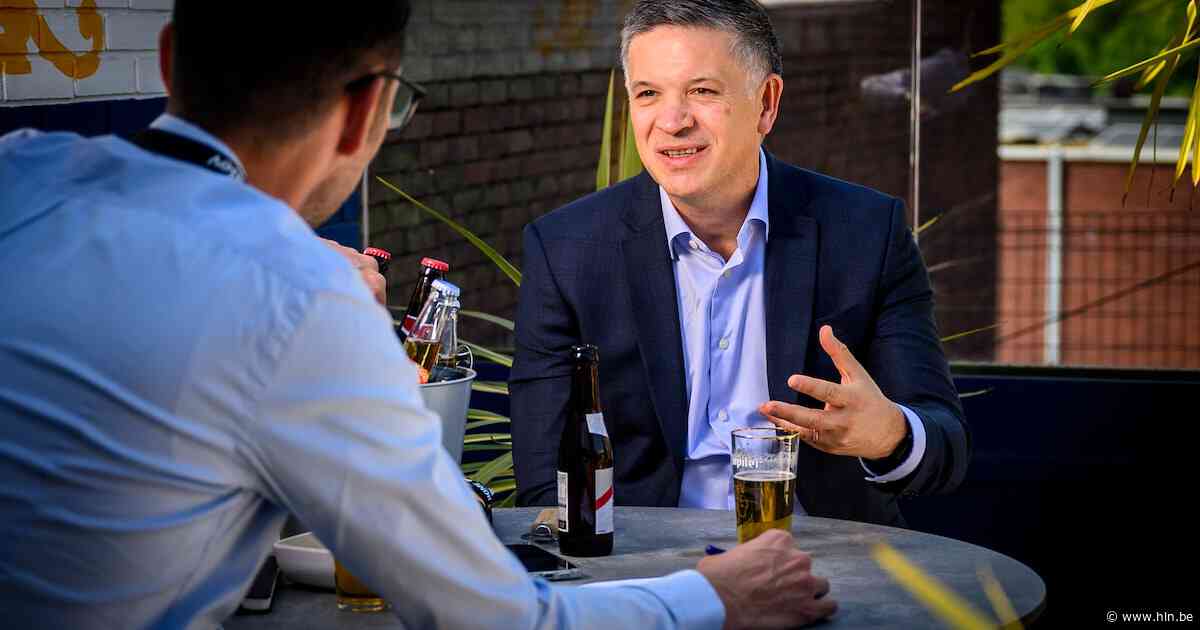 CEO van ‘ons’ AB InBev geeft zeldzaam interview aan HLN: “Cafés zijn goed voor je gezondheid”