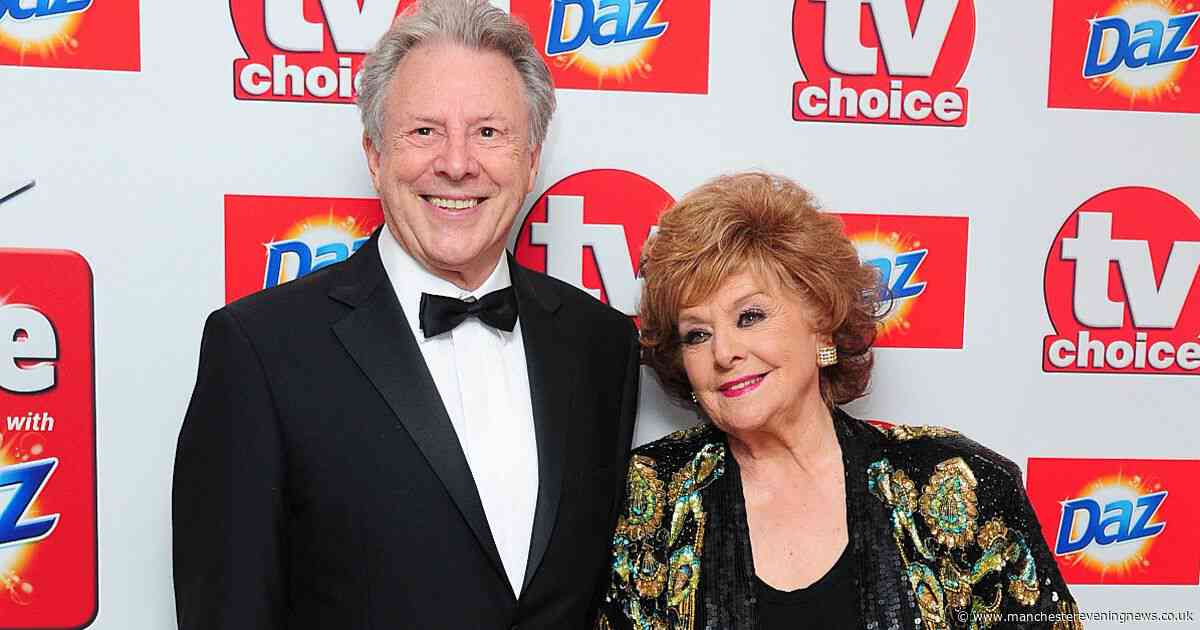 Coronation Street pays heartfelt tribute to soap's original star after sad death