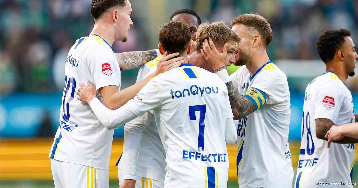 Cambuur wint doelpuntrijke topper van ADO, De Graafschap zeker van nacompetitie