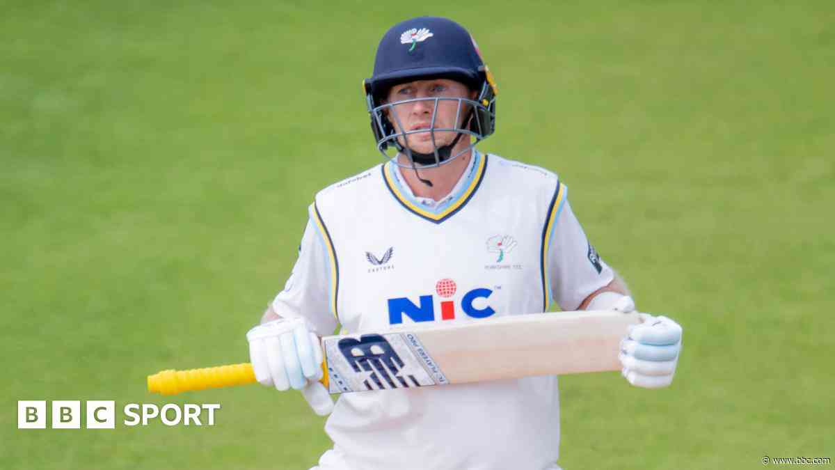 Yorkshire hit back against Bears as wickets tumble