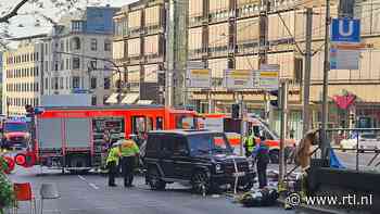 Auto rijdt in op groep mensen bij tramhalte in Stuttgart, een dode