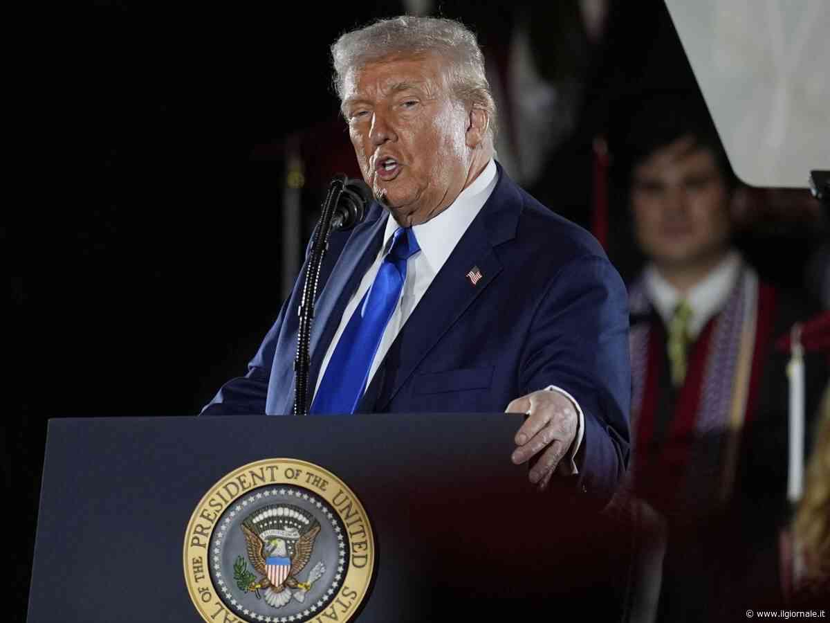 Trump ci ricasca: "I signori di internet mi baciano il c..."