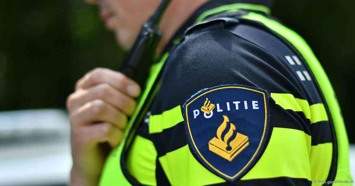 Politie haalt man uit kledingcontainer in Venlo: ‘Levensgevaarlijk’