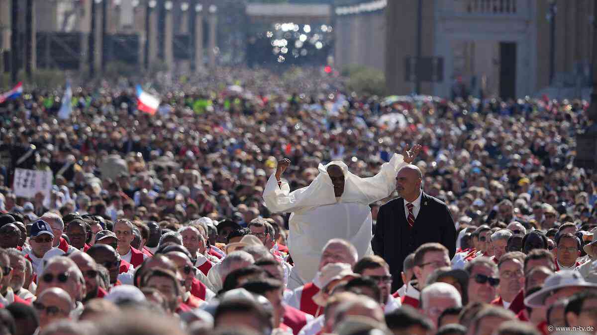 "Perfekt durchgestylte Show": Faszination Papst - wie ein Begräbnis zum Mega-Event wurde