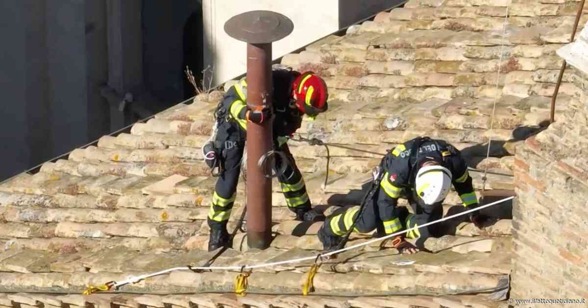 Continua l’allestimento della Cappella Sistina in vista del conclave del 7 maggio: il video dei lavori