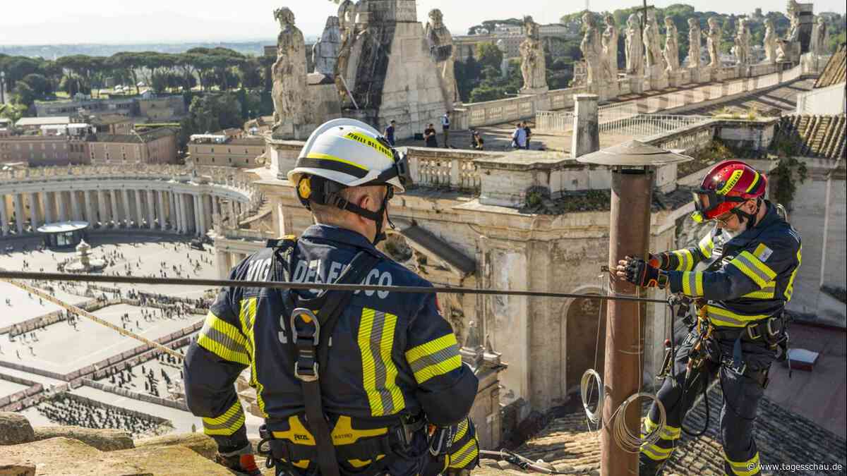 Vorbereitung auf Konklave: Schornstein auf Sixtinischer Kapelle montiert