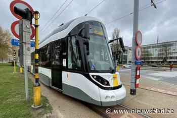 Auto gegrepen door kusttram: twee gewonden, tramverkeer anderhalf uur onderbroken