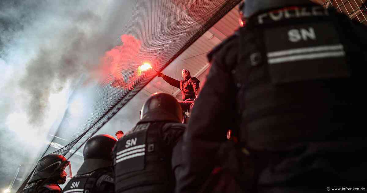 1. FC Schweinfurt feiert Aufstieg nach Chaos-Spiel - "beschämend und absolut inakzeptabel"