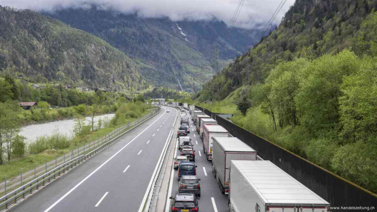 Verkehr staut sich am Gotthard in beide Richtungen