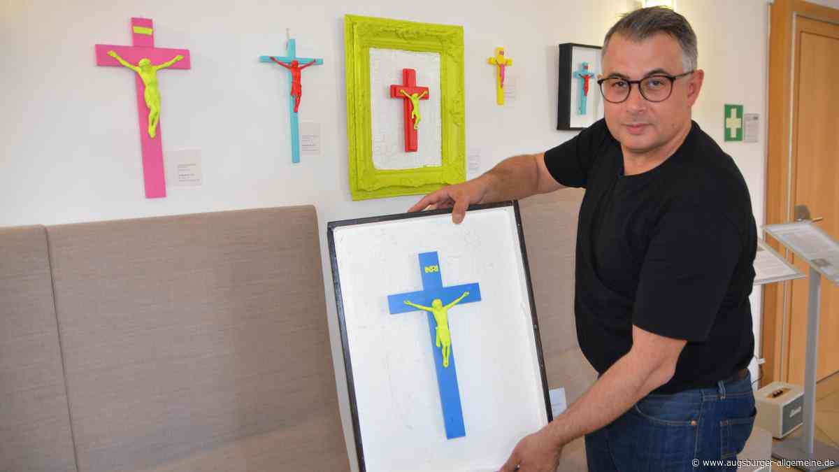 Ausstellung in Illertissen: Diese bunten Kreuze gefielen sogar dem Papst