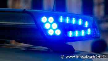 Seniorin (71) fährt mit Auto gegen Strommast: Straße mehr als eine Stunde gesperrt