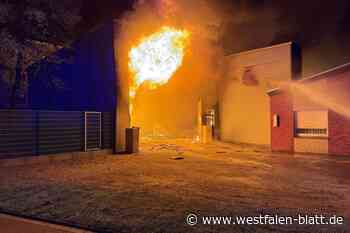 Brand bei Küchenhersteller: Industriehalle in Rödinghausen zerstört