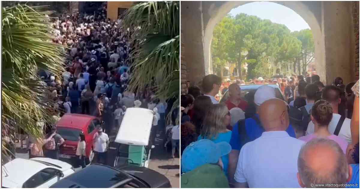 Sirmione presa d’assalto dai turisti: sui social il video che testimonia gli effetti dell’overtourism