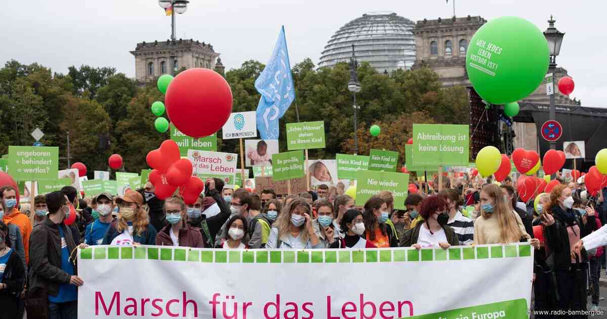 Abtreibungsgegner und Feministinnen demonstrieren in München