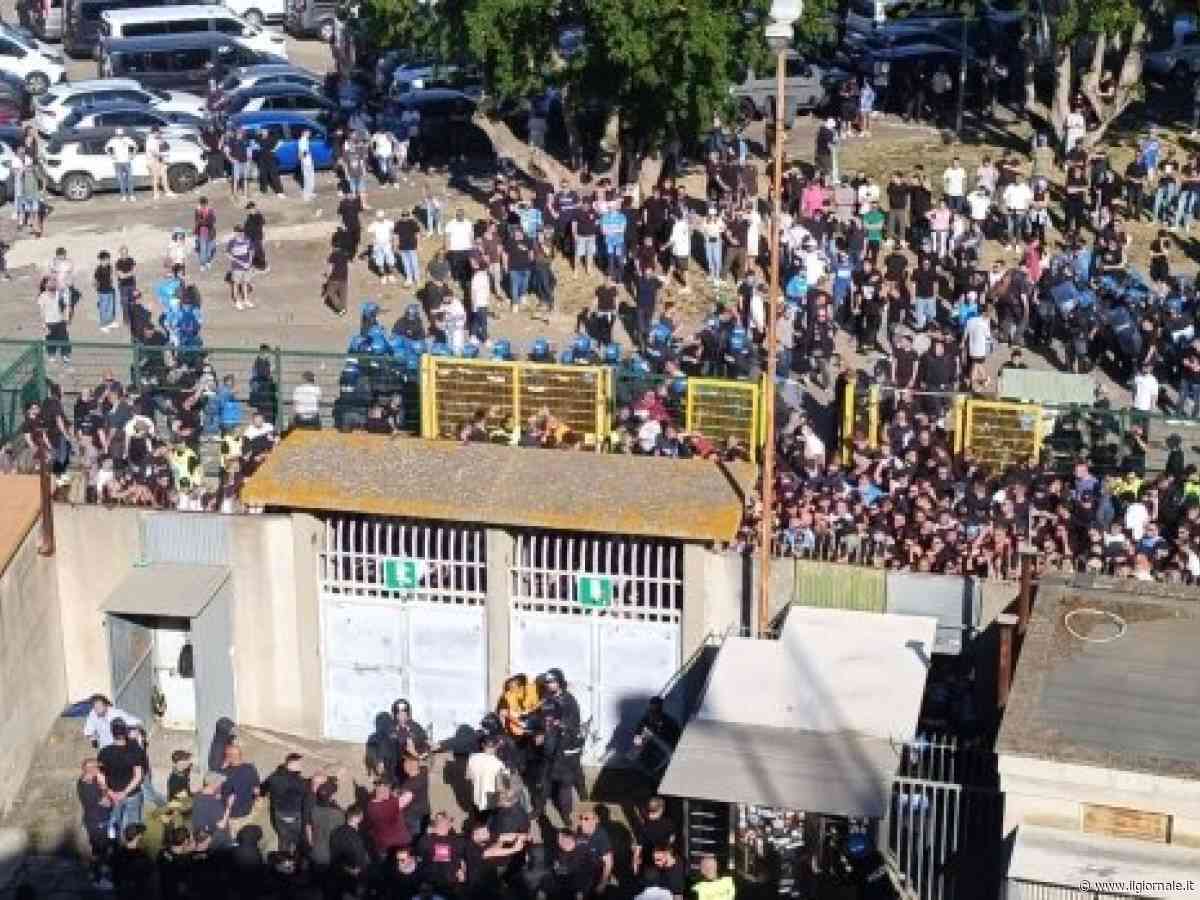 Tensioni fuori lo stadio, petardi e match sospeso. Caos in Lecce-Napoli