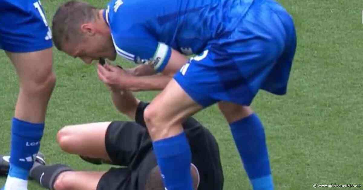 L’arbitro cade a terra dopo uno scontro: Vardy gli prende il fischietto e interrompe la partita
