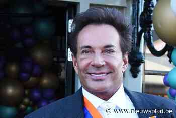 Gerard Joling bont en blauw na cosmetische ingreep: hij schrok er zelf even van toen hij het verband verwijderde