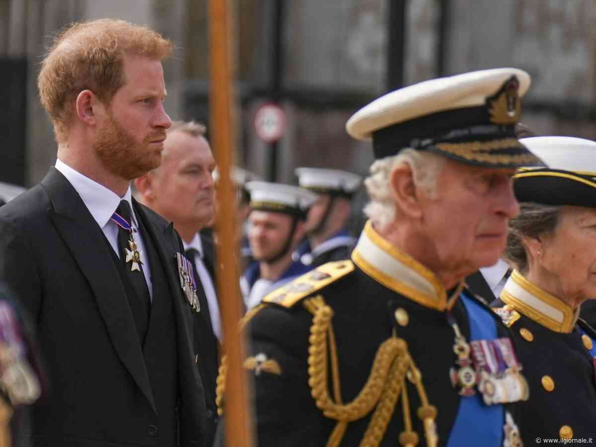 "Frustato e sconvolto". La reazione di Re Carlo all’ennesimo attacco di Harry