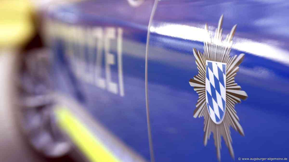 Unbekannter fährt ein geparktes Auto an