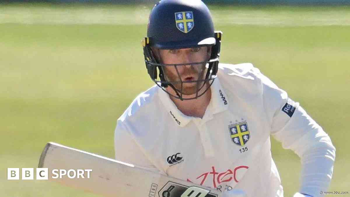 Batters dominate between Hampshire and Durham