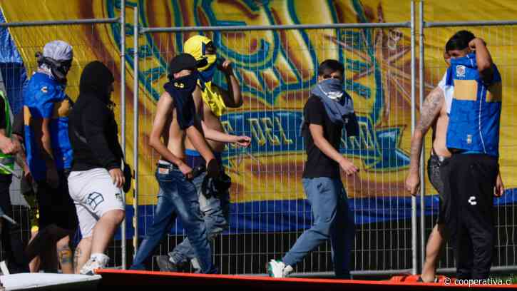 Barristas de Everton invadieron la cancha de Sausalito e intentaron increpar a los jugadores