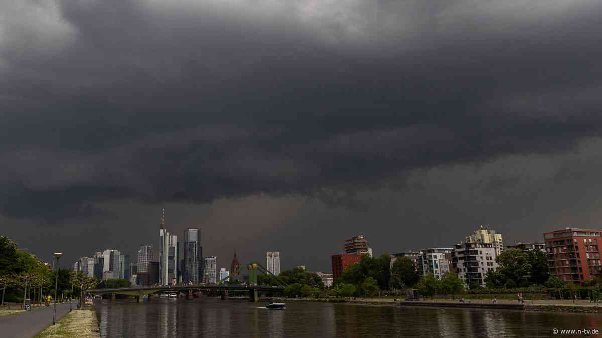 Umgestürzte Bäume, viele Unfälle: Unwetter halten Einsatzkräfte in Hessen auf Trab