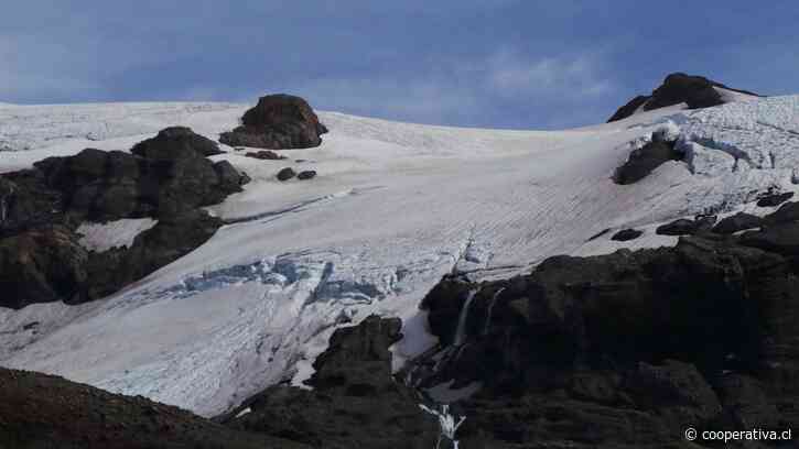 Lonquimay: Rescatan a 22 excursionistas atrapados en glaciar Sierra Nevada