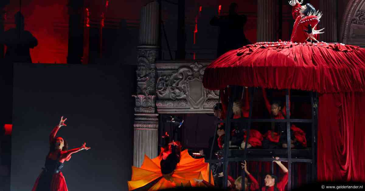 Lady Gaga in tranen tijdens spektakelshow voor ruim 1,5 miljoen fans op strand van Copacabana