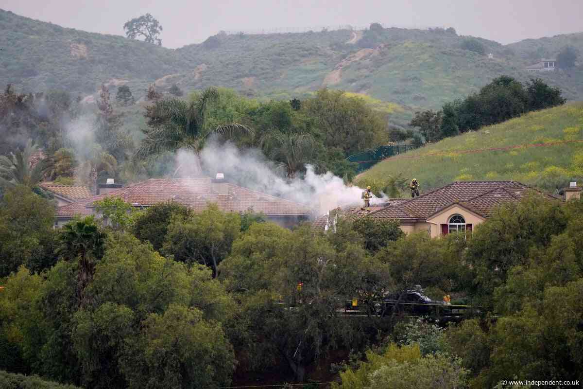 Pilot killed as small plane crashes into homes in California