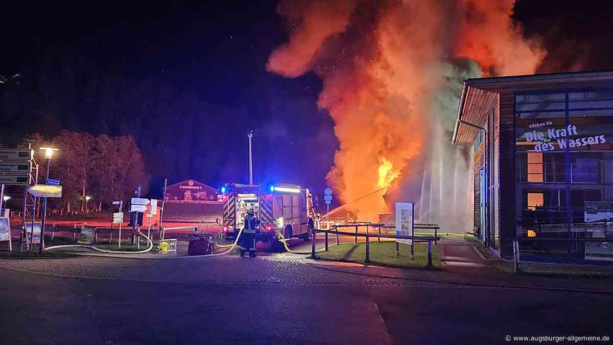Lagerhalle in Oberstdorf brennt am Samstag lichterloh – Feuerwehrmann verletzt