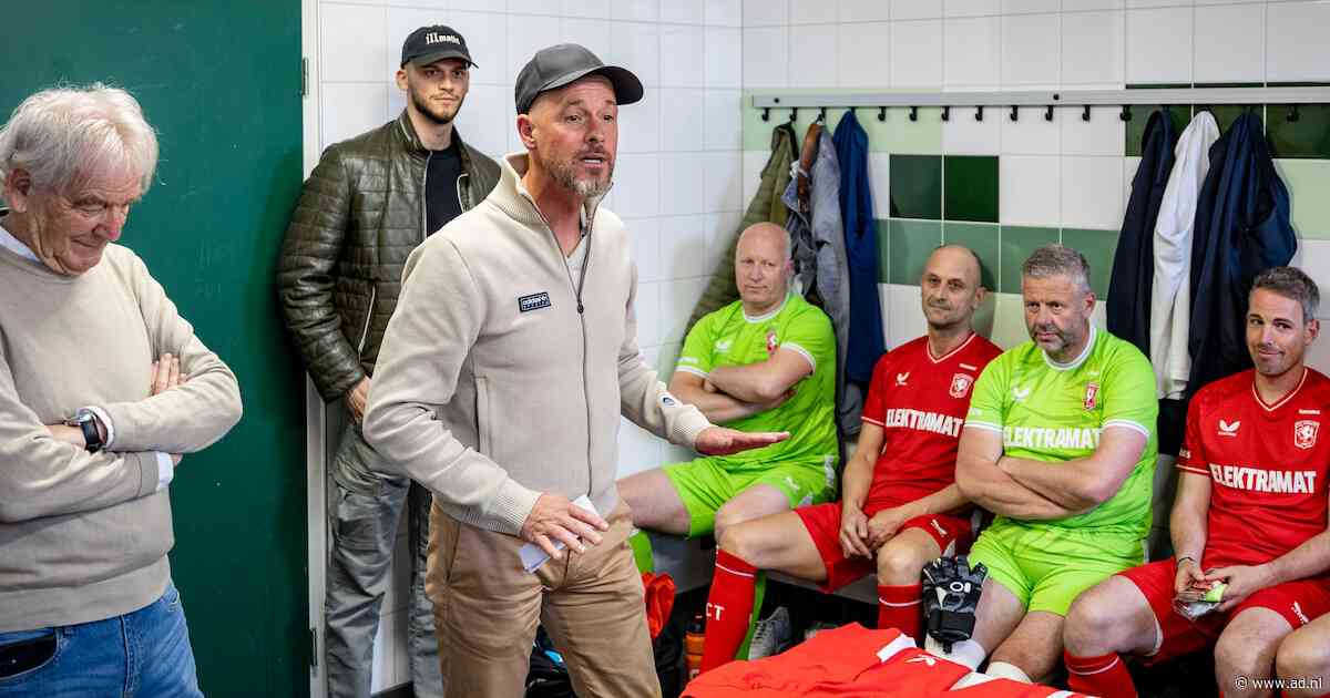 Erik ten Hag springt op fiets en maakt voor even comeback als coach: ‘Gras onder de voeten voelt lekker’
