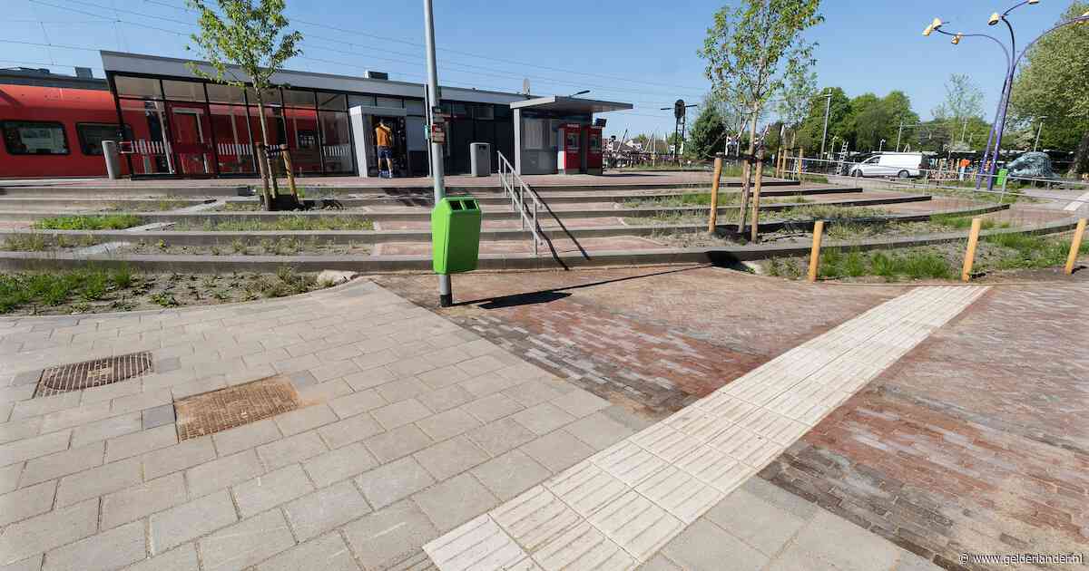 Op dit station kunnen slechtzienden pardoes in een groenperk belanden; nu laat de gemeente de situatie nog eens  bekijken