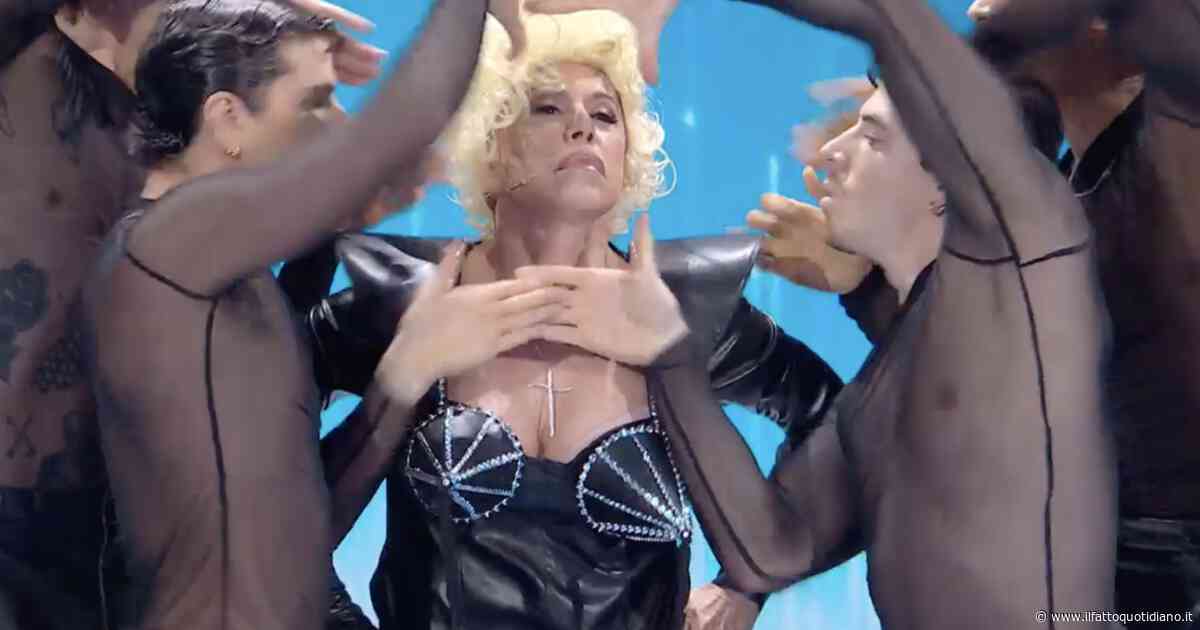 Amici 24, Amadeus rimane a bocca aperta con Anna Pettinelli che imita Madonna: “Quando l’ho vista, pensavo fosse un manichino”. Doppia eliminazione