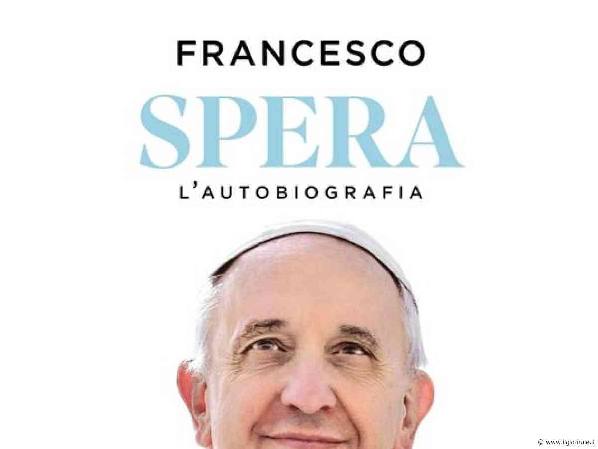 Papa Francesco guarda tutti da molto in alto