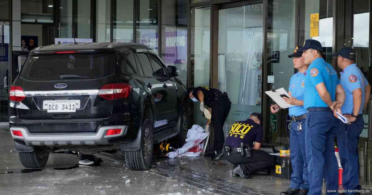 Auto fährt in Menschen am Flughafen Manila – zwei Tote