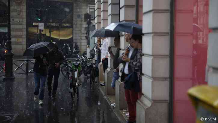 Hagel en overstroomde metrostations in Parijs, ook morgen overlast verwacht