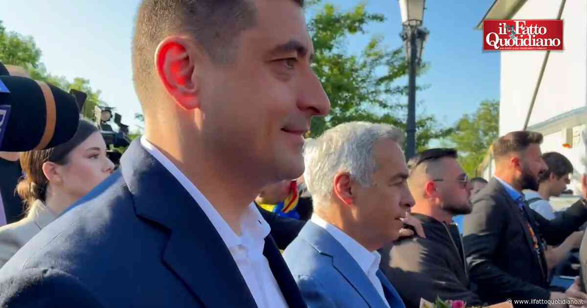Si vota in Romania: il candidato dell’ultradestra Simion al seggio con l’estromesso Georgescu tra applausi e cori di sostegno (video)