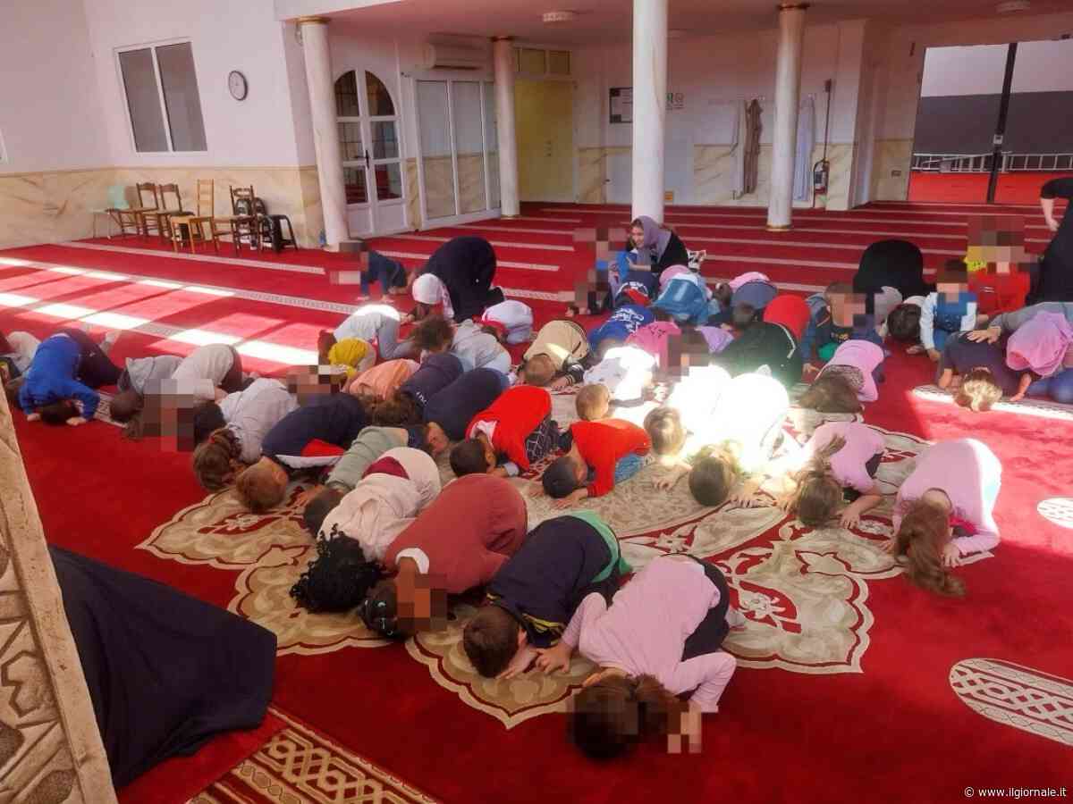 Bambini in ginocchio verso la Mecca: è polemica sull'iniziativa di un asilo parrocchiale
