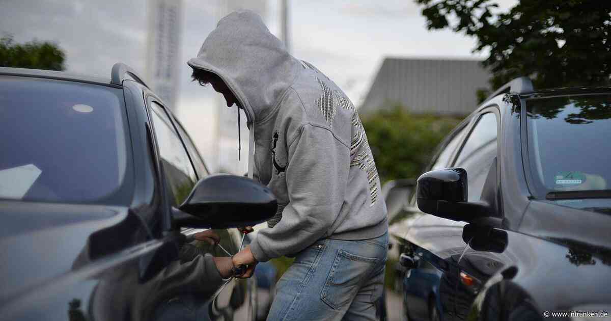 Diebstahl in Bamberg: mehrere Kennzeichen gestohlen - Mann macht sich an Autos zu schaffen