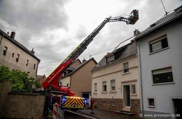 FW LK Neunkirchen: Gewitter über Neunkirchen - Blitz sprengt Kamin und Windböe bläst Verkaufsbude um