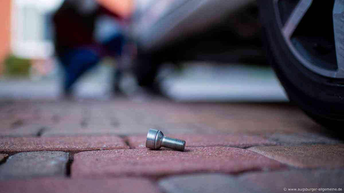 Unbekannter dreht Schraube in einen Reifen - schon zum zweiten Mal