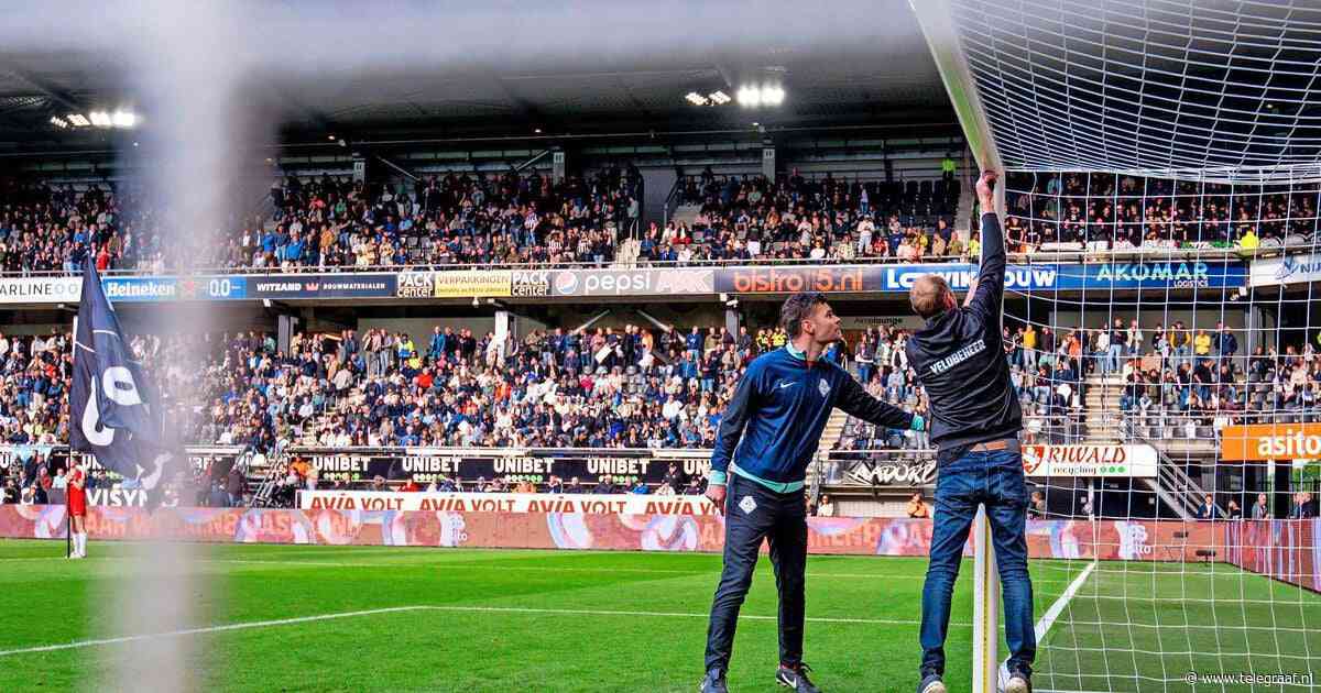 Feyenoord-keeper Timon Wellenreuther bespeurde probleem met lat bij Heracles: ’Ik dacht: ben ik wat gegroeid?’