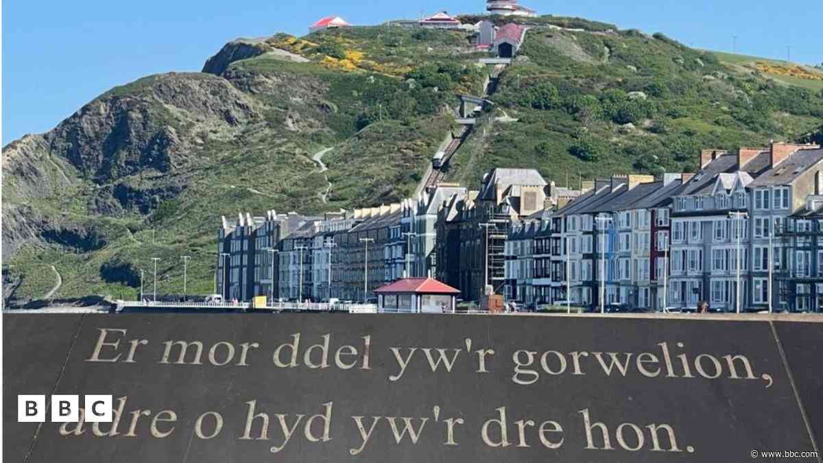 Cerfio cwpledi beirdd Aberystwyth ar y prom i ddathlu'r dref