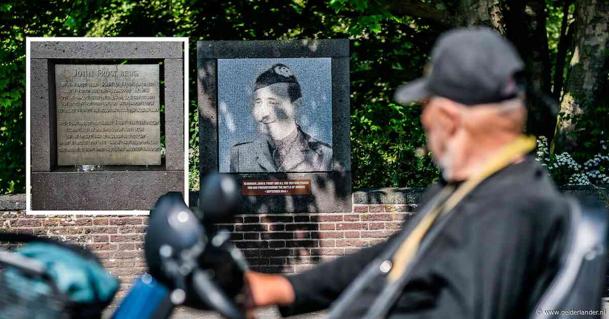 Moet nieuw monumentje voor John Frost blijven of moet gestolen plaquette terugkeren op de brug?