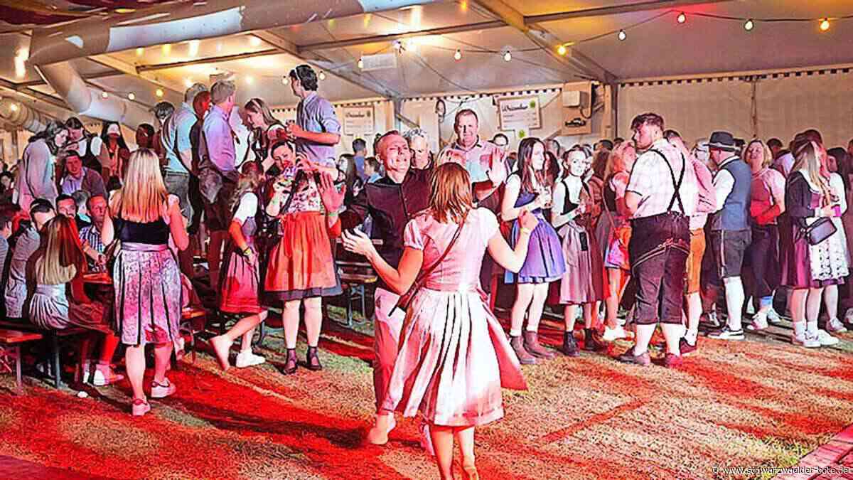 Frühlingsfest in Vollmaringen: Im Zelt ist Partystimmung und draußen  zucken die Blitze