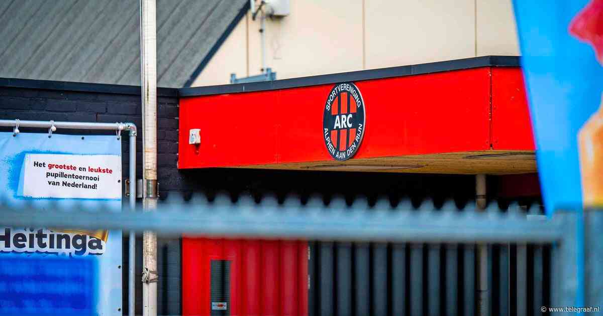 Scheidsrechter mishandeld tijdens jeugdwedstrijd: ’Triest dat ze dit moeten aanschouwen’