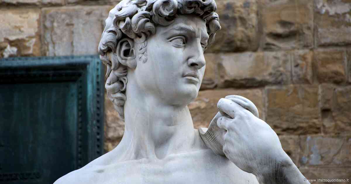 “Il gesso colava nei miei slip, sentivo come se mi stessero cuocendo vivo. Una tortura da piangere”: 19enne posa per l’esame d’arte dell’amica, liberato dai pompieri