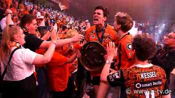 Wilde Partynacht in Berlin: Volleyball-Meister schlürfen Drinks aus Schuhen